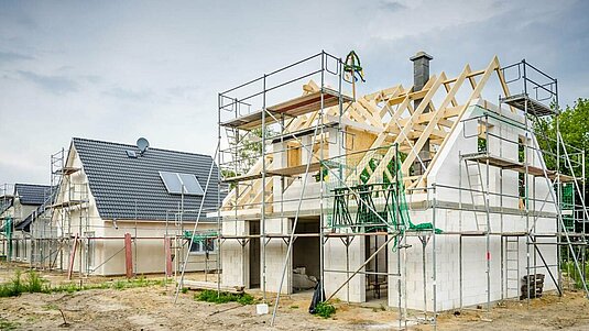 massiv-bauen-baustelle-haus-rohbau-01