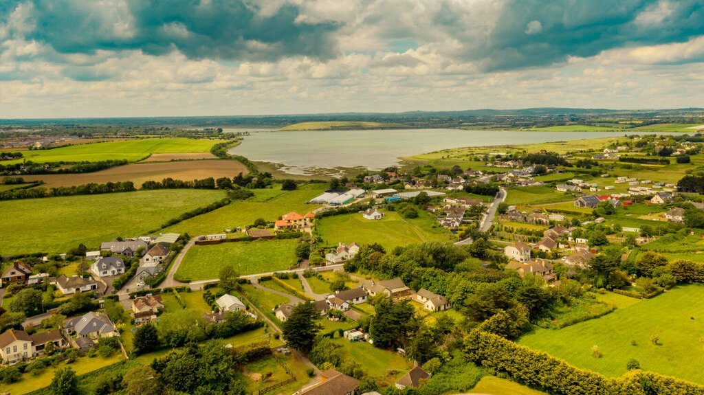 Landschaft von oben mit See im Hintergrund