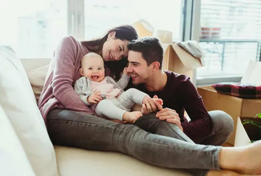 Haus-Familie-Wohnen-Serie-9-22 Familie mit ihrem Baby