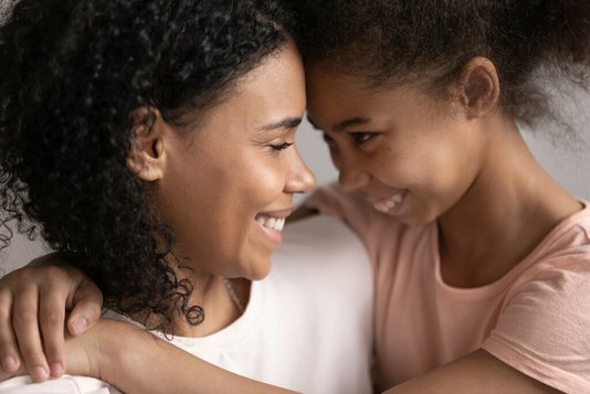 Haus-Familie-Wohnen-Umzug-mit-Kindern-Serie-33-15 Mutter lacht mit Kind