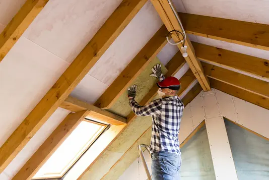 dachboden-dachgeschoss-ausbauen-holz-handwerker-02