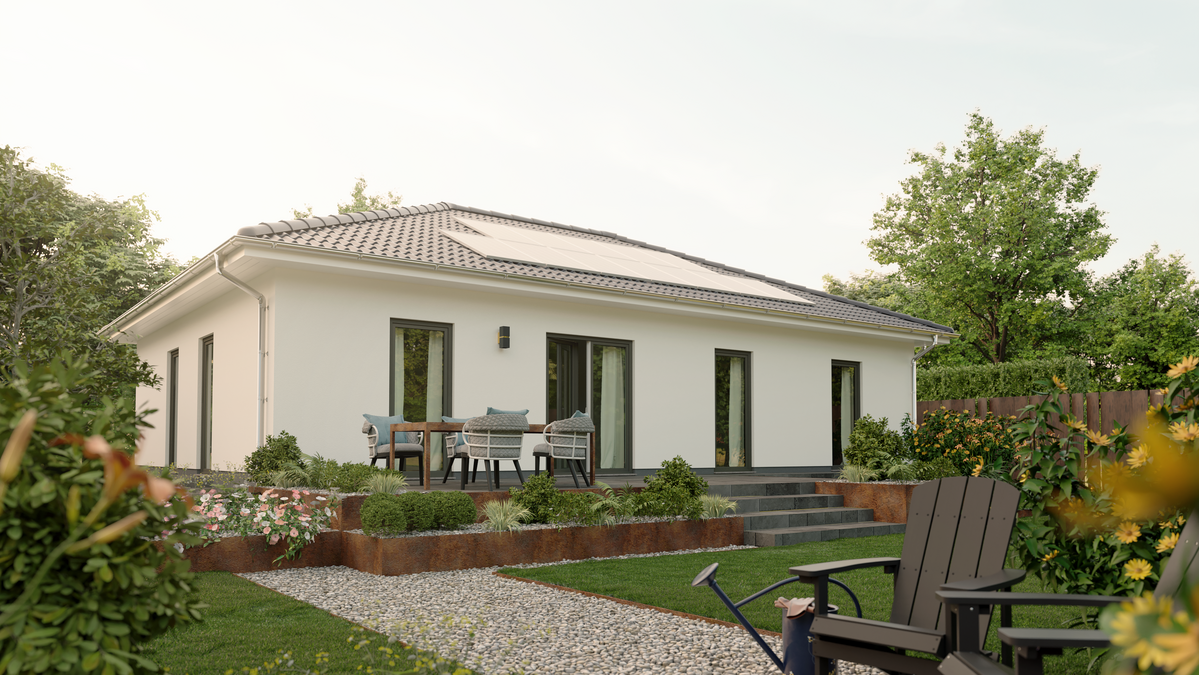 Bungalow 110 mit Walmdach und weiter Fensterfront, Blick vom Garten